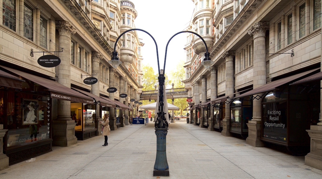 Bloomsbury ofreciendo un parque o plaza, patrimonio de arquitectura y señalización