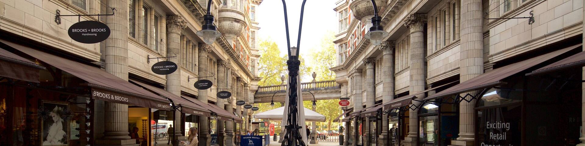 Bloomsbury das einen Beschilderung, Platz oder Plaza und historische Architektur