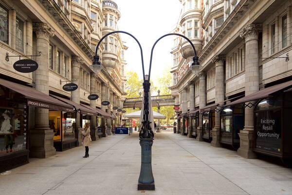 Bloomsbury das einen Beschilderung, Platz oder Plaza und historische Architektur