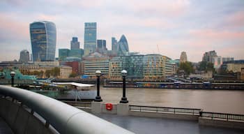 Città di Londra caratteristiche di architettura moderna, grattacielo e tramonto