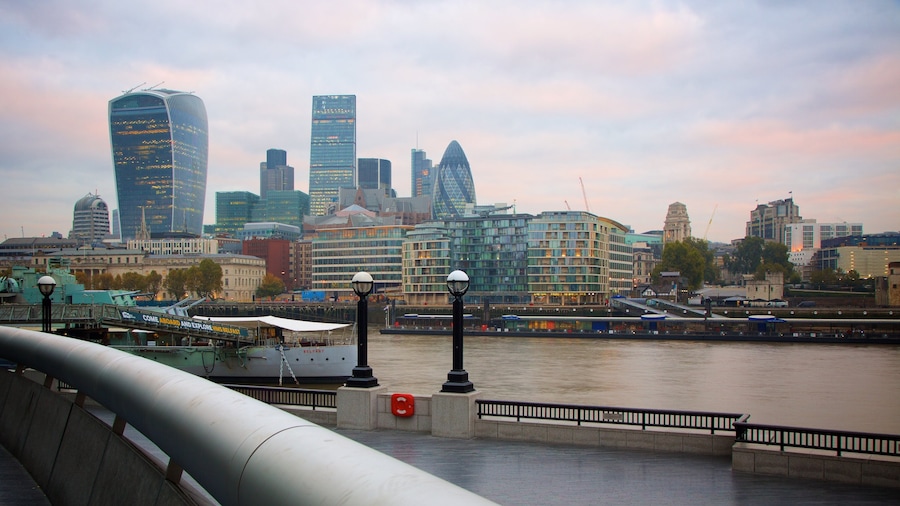 Città di Londra caratteristiche di architettura moderna, grattacielo e tramonto