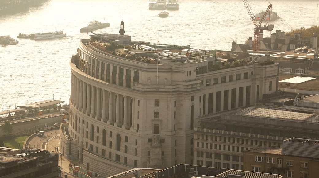 London stad som inkluderar historisk arkitektur och en å eller flod