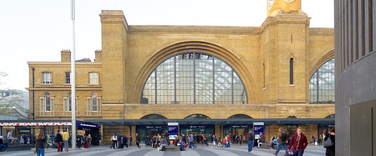 King\'s Cross St. Pancras qui includes patrimoine architectural aussi bien que important groupe de personnes