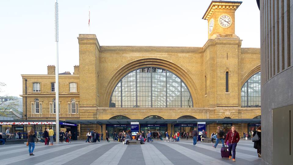 Kings Cross St. Pancras som inkluderer historisk arkitektur i tillegg til en stor gruppe med mennesker