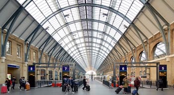 Kings Cross St. Pancras mostrando vista interna e architettura d\'epoca cosi come un piccolo gruppo di persone