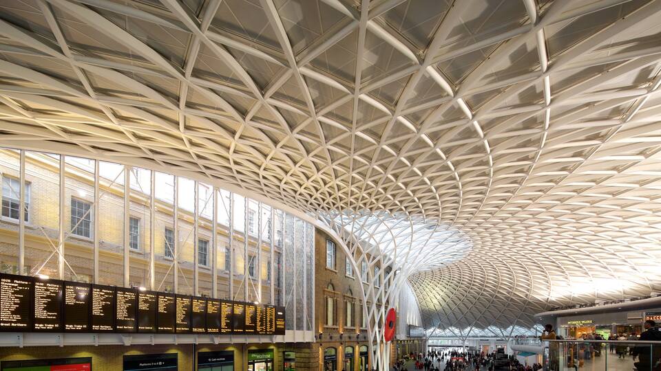 Kings Cross St. Pancras som viser historisk arkitektur, moderne arkitektur og innendørs