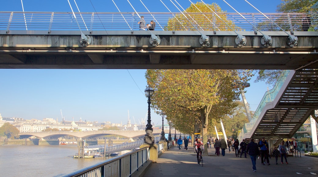 South Bank som visar en stad, en bro och en å eller flod