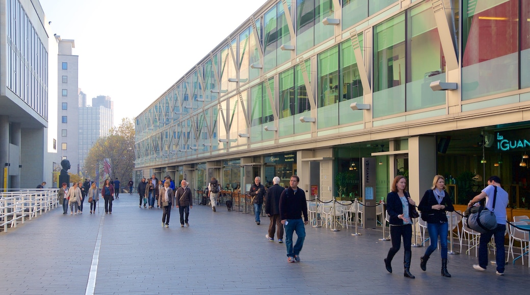 South Bank ofreciendo una ciudad y también un gran grupo de personas