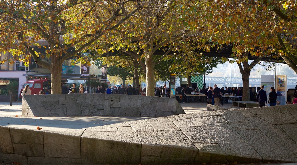 South Bank som visar höstfärger och gatuliv såväl som en stor grupp av människor