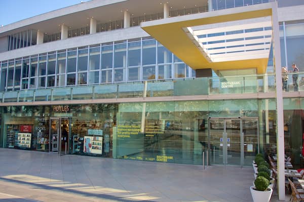 Southbank Centre qui includes vues, scènes de théâtre et scènes de café