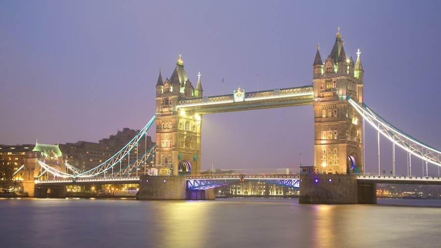 Tower Bridge som viser historiske bygningsværker, en flod eller et vandløb og natteliv