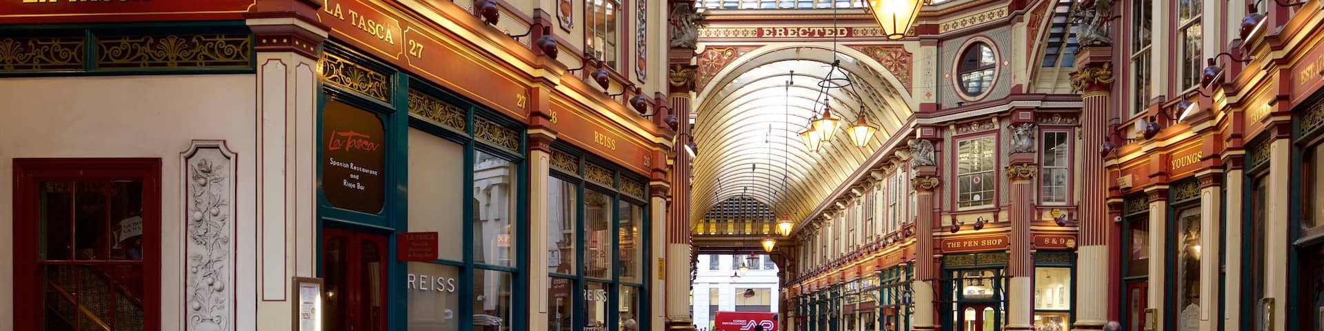 Leadenhall Market which includes shopping, markets and interior views