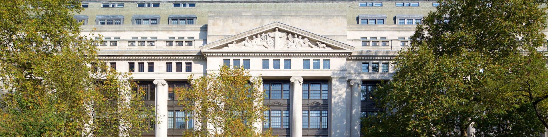 Bloomsbury Square mit einem Platz oder Plaza und historische Architektur sowie einzelner Mann