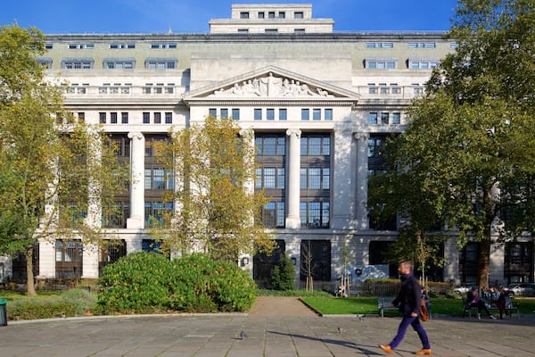 Bloomsbury Square mit einem Platz oder Plaza und historische Architektur sowie einzelner Mann