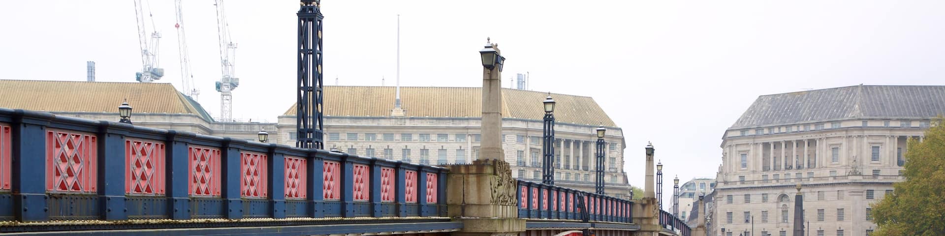 Lambeth Bridge mettant en vedette pont et rivière ou ruisseau