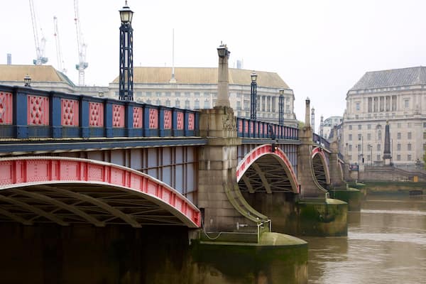 Lambeth Bridge welches beinhaltet Fluss oder Bach und Brücke