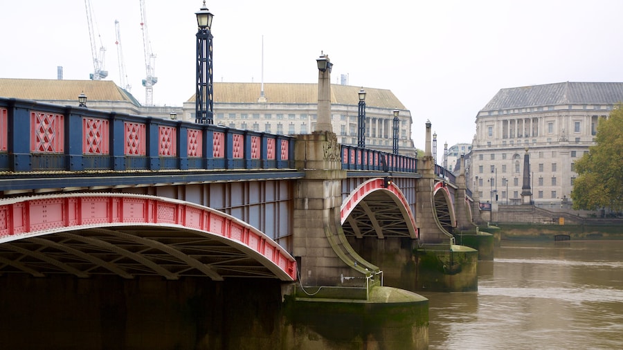 Lambeth Bridge mettant en vedette pont et rivière ou ruisseau
