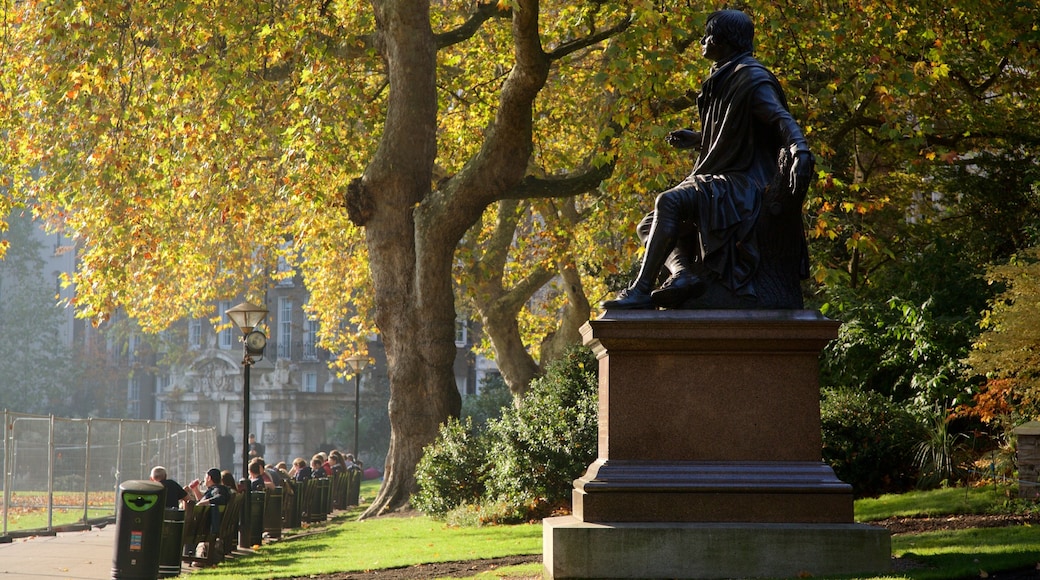 Victoria Embankment Gardens showing a garden and a statue or sculpture