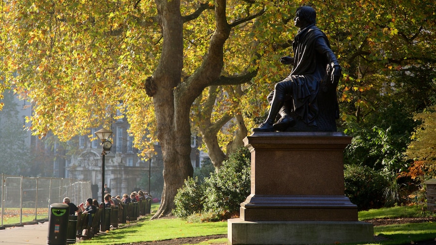 Victoria Embankment Gardens ofreciendo un parque y una estatua o escultura