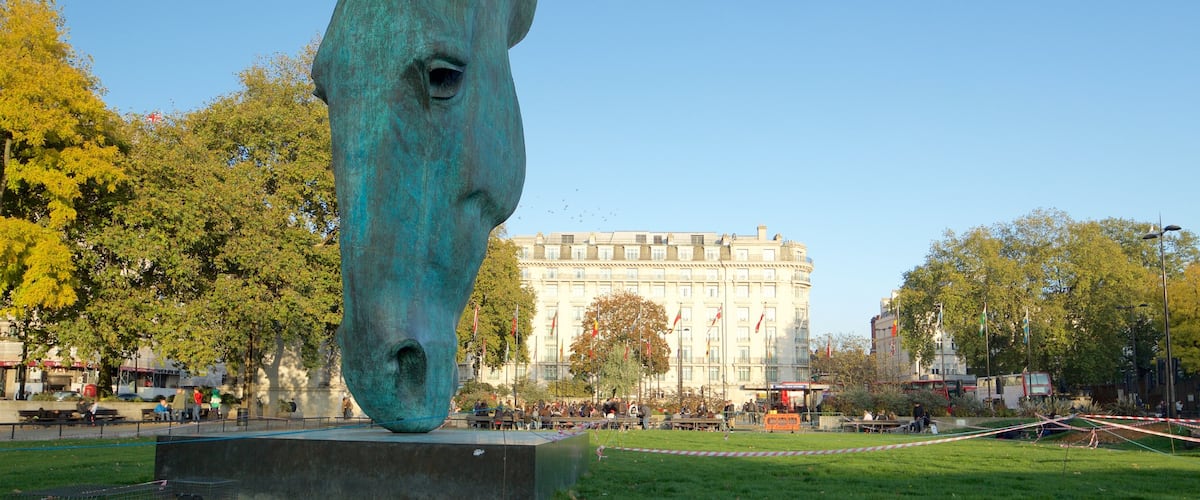 Hyde Park Corner bevat een standbeeld of beeldhouwwerk en een tuin