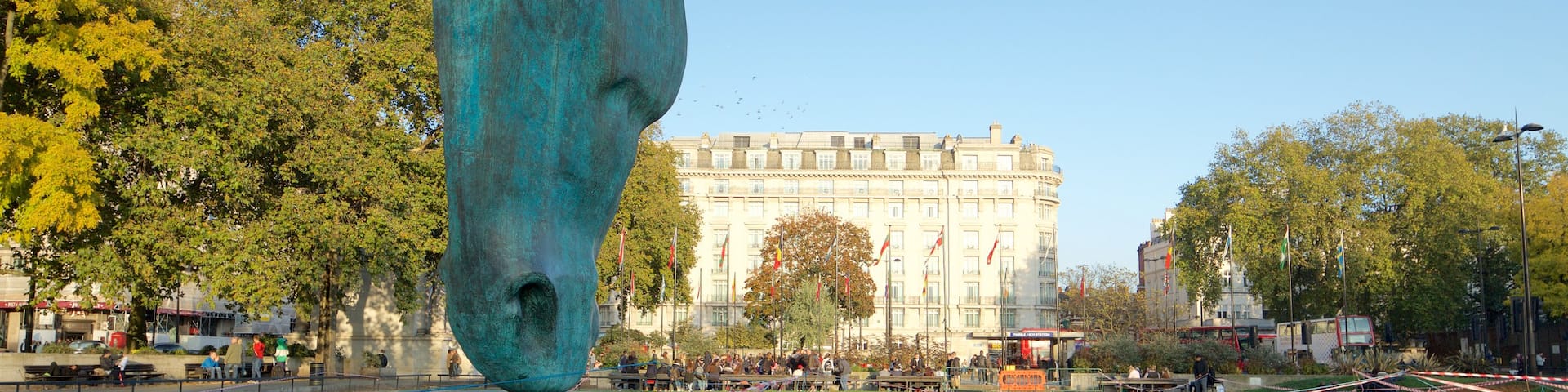 Hyde Park Corner mit einem Park und Statue oder Skulptur