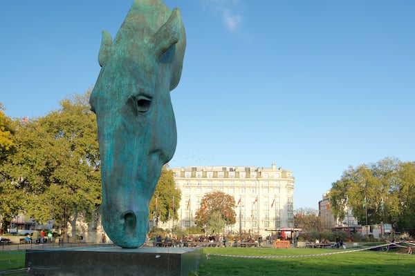 Hyde Park Corner mit einem Park und Statue oder Skulptur