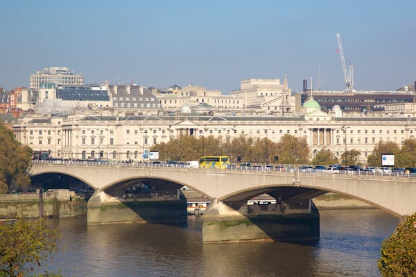 Waterloo Bridge mettant en vedette ville, pont et rivière ou ruisseau