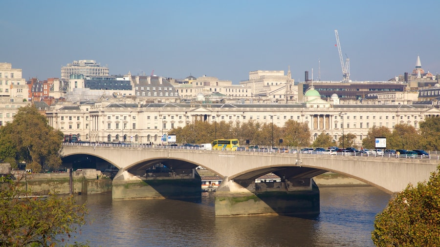 Waterloo Bridge mostrando uma ponte, um rio ou cĂłrrego e uma cidade