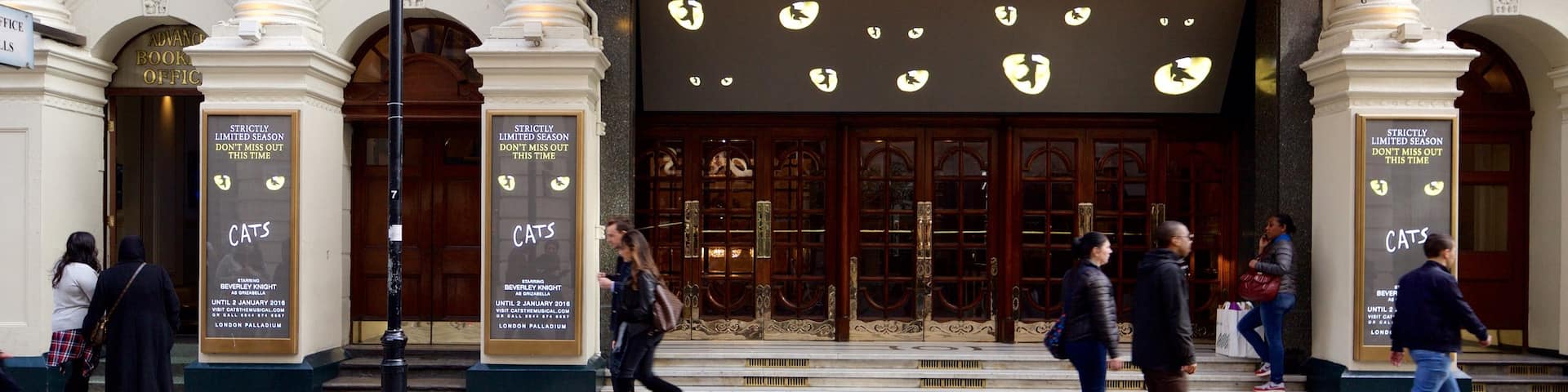 London Palladium Theatre que incluye señalización y escenas de teatro