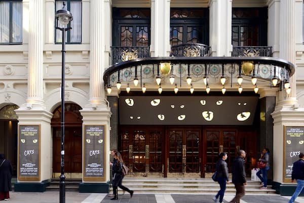 London Palladium Theatre qui includes signalisation et scènes de théâtre