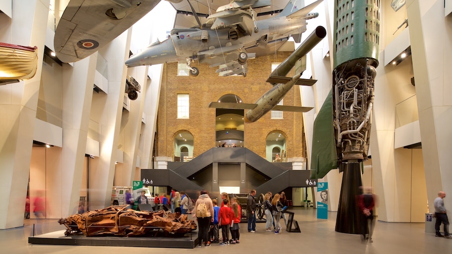 Museo Imperial de la Guerra que incluye vista interna y también una familia