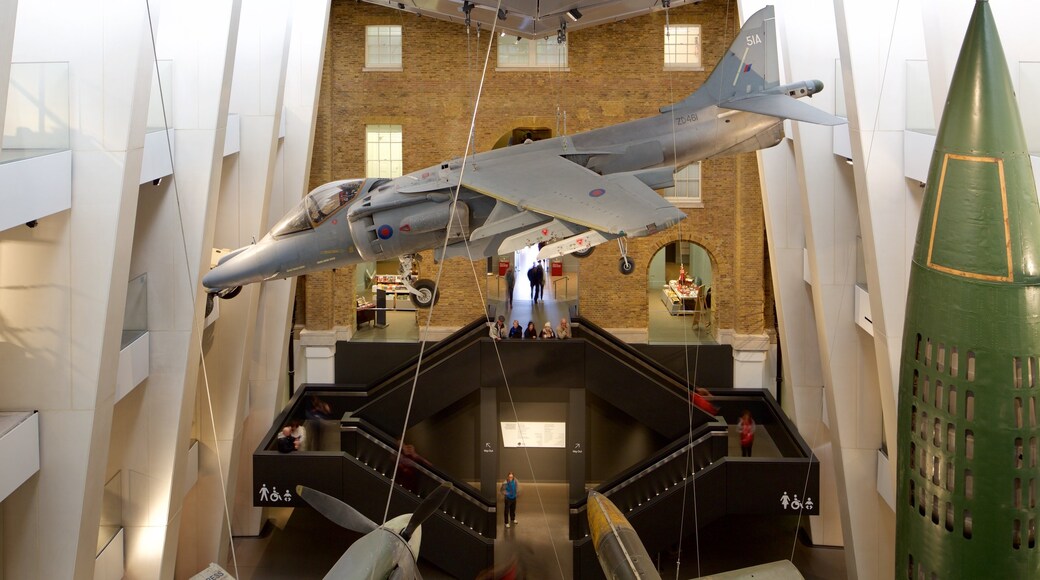 Imperial War Museum mostrando vista interna, esercito e aereo