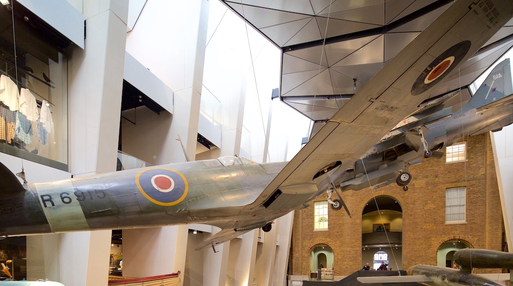 Museo Imperial de la Guerra mostrando artículos militares, vista interna y avión