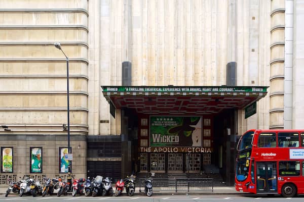 Apollo Victoria Theatre qui includes scènes de théâtre, patrimoine architectural et signalisation