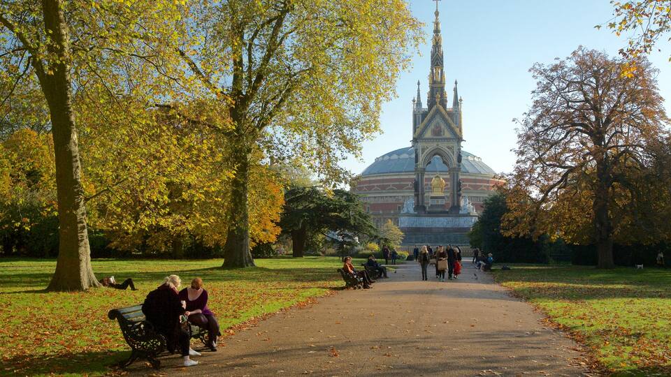 Albert Memorial featuring a park
