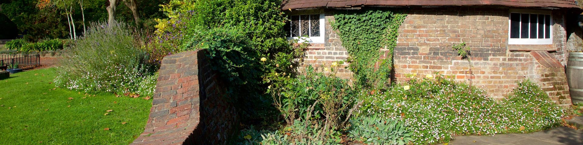Holland Park showing a garden, a house and heritage elements