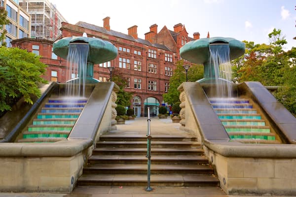 Peace Gardens showing a fountain and a garden
