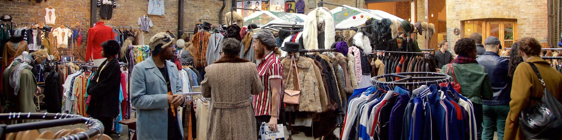 Old Spitalfields Market das einen Einkaufen und Märkte sowie kleine Menschengruppe