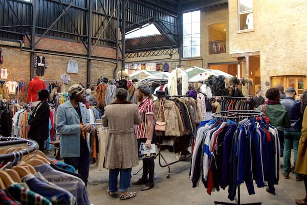 Old Spitalfields Market qui includes marchés et shopping aussi bien que petit groupe de personnes