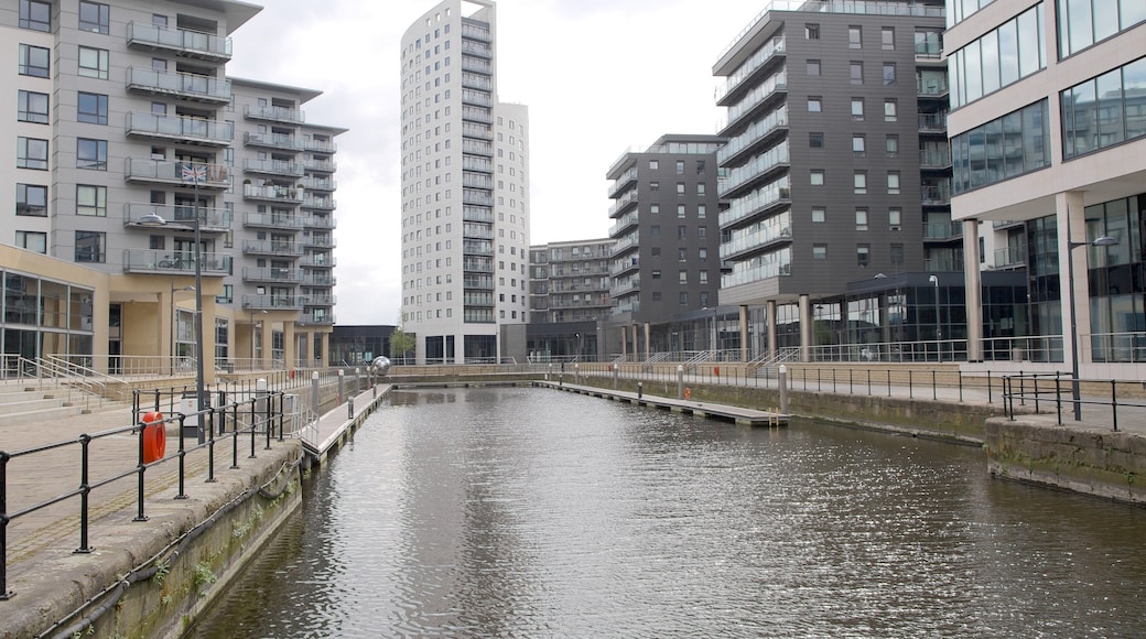 Koninklijke artillerie toont een stad, hoogbouw en een rivier of beek