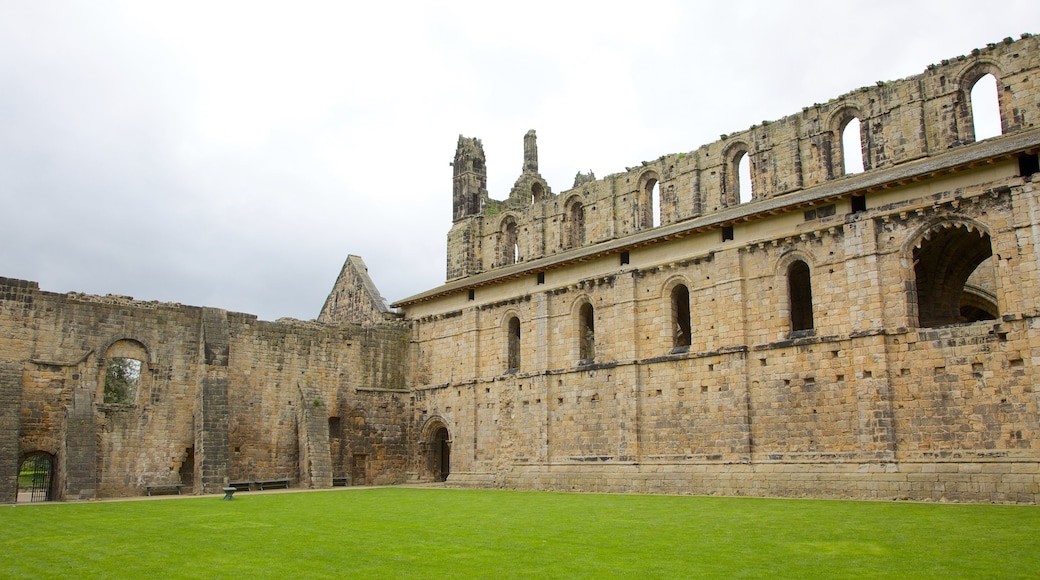 Kirkstall Abbey showing a ruin, a church or cathedral and heritage elements