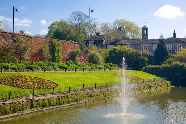 Roundhay Park das einen Springbrunnen, Garten und Fluss oder Bach