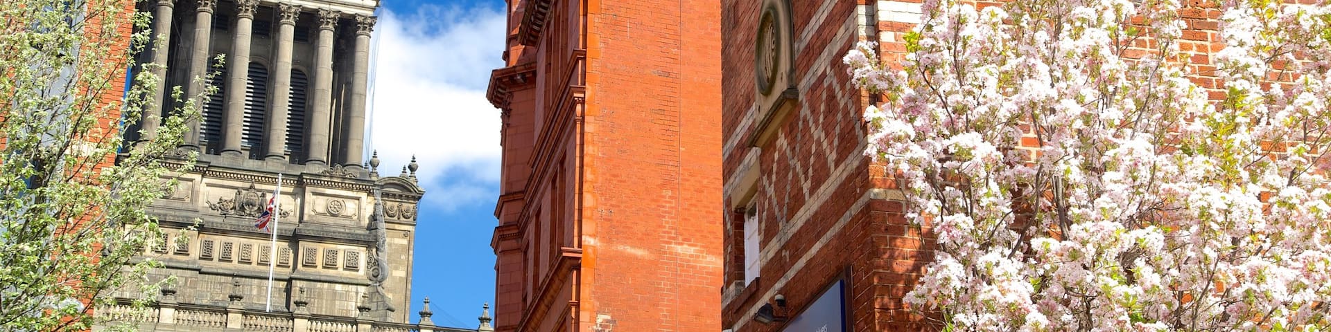 Leeds Town Hall featuring heritage architecture and an administrative buidling