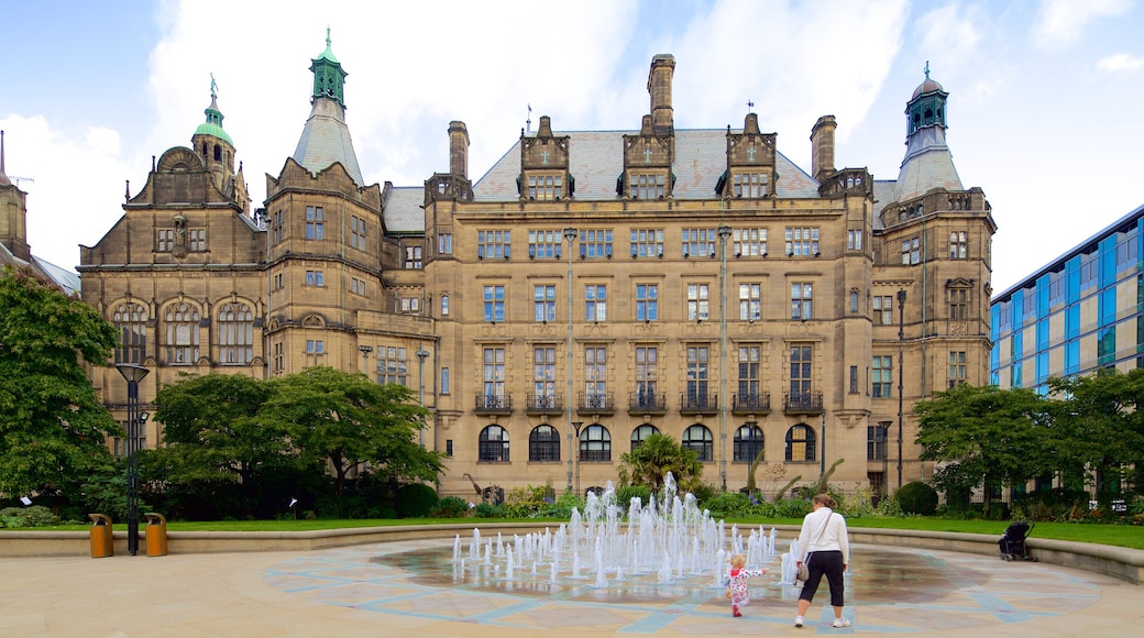 Sheffield Town Hall og byder på et springvand, historiske bygningsværker og en administrativ bygning