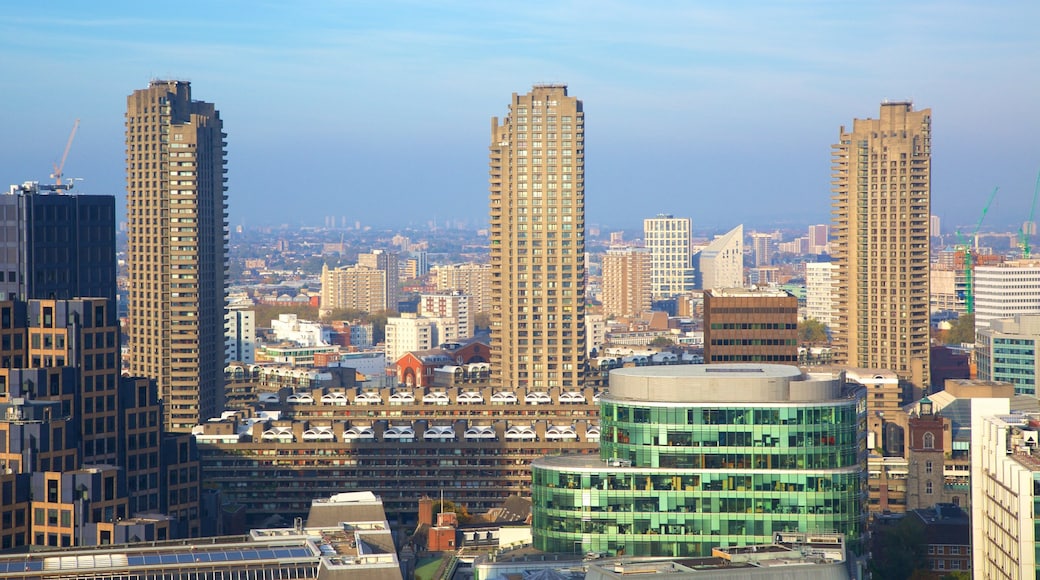 Barbican Arts Centre mettant en vedette gratte-ciel, silhouettes urbaines et ville