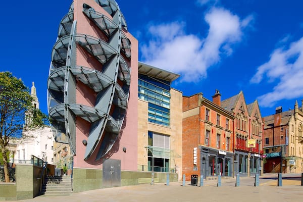 Millennium Square qui includes architecture moderne