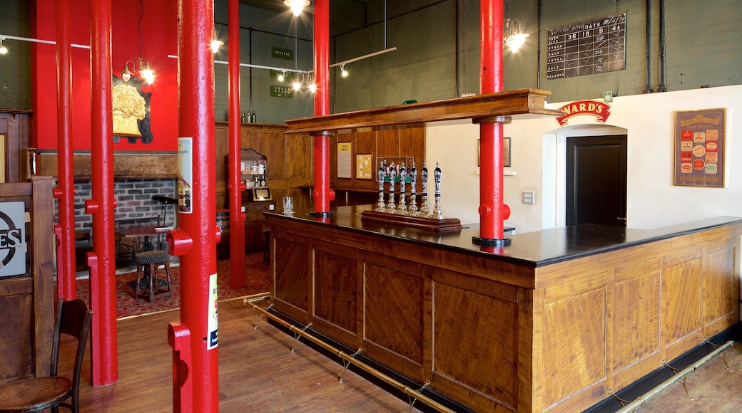 Keltham Island Museum toont een bar en interieur