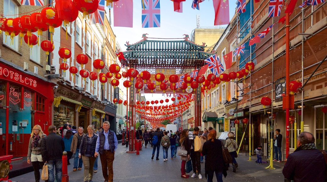 Chinatown caratteristiche di città e strade cosi come un grande gruppo di persone