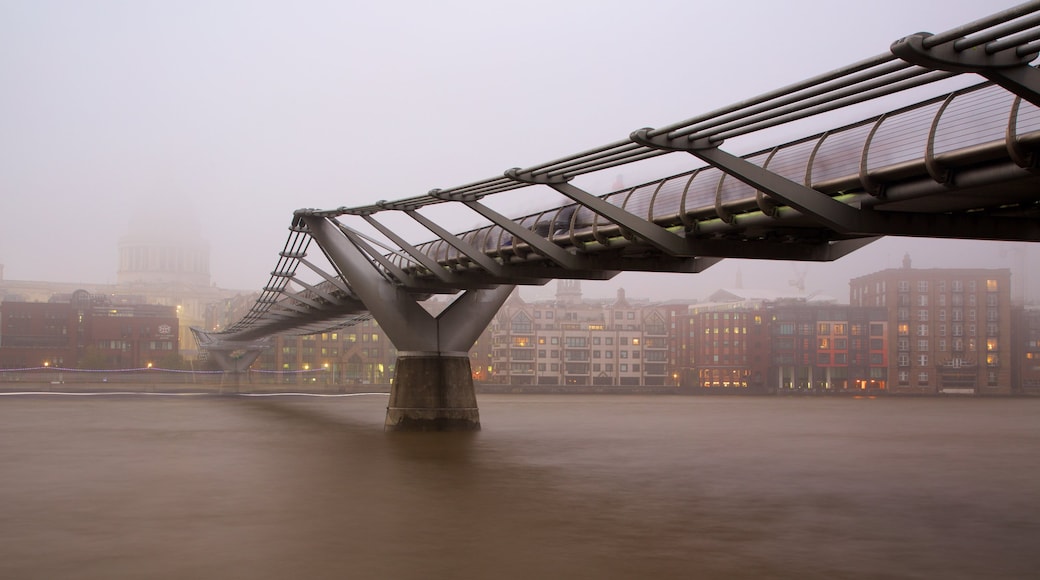 London Millennium Footbridge som visar en bro, dimma och en stad