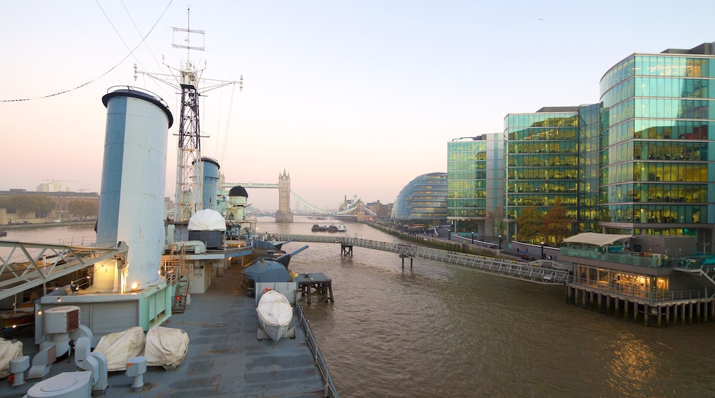 HMS Belfast joka esittää joki tai puro, moderni arkkitehtuuri ja silta